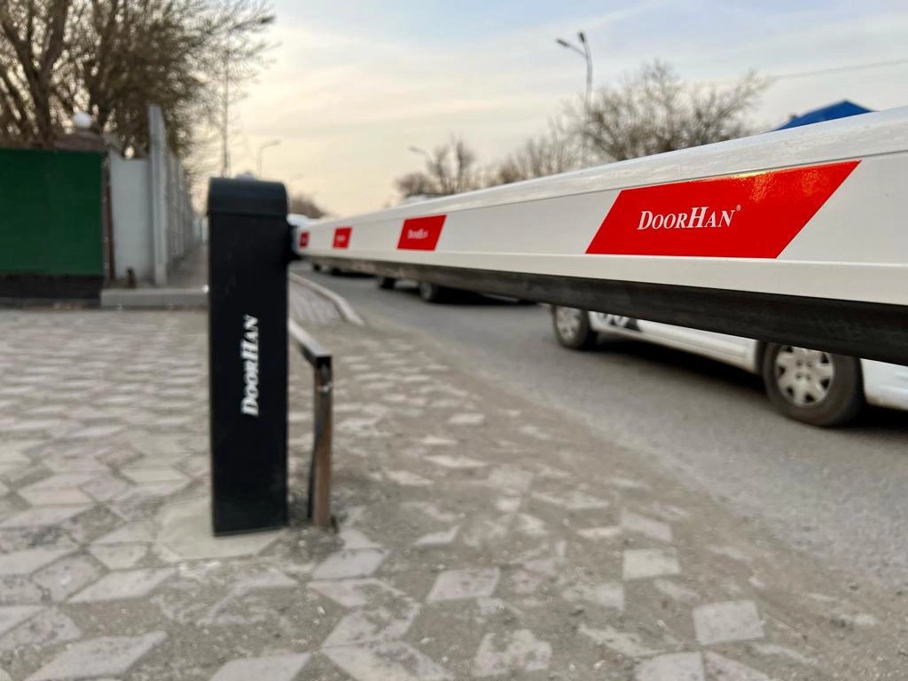 Комплект скоростного шлагбаума TOLL-4000 стрела 4м. В составе: стойка шлагбаума TOLL-PRO, стрела для шлагбаума  BOOM-TOLL-4000, ключ-кнопка KEYSWITCH-N, фотоэлементы PHOTOCELL-N, лампа сигнальная LAMP, приемник внешний одноканальный DHRE-1.