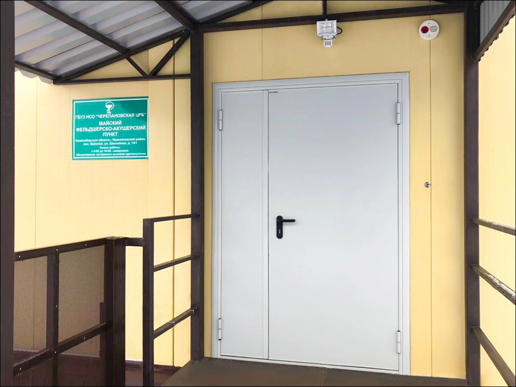 Дверь DoorHan/1350/2050/Техническая/двухств./глухая/глад./глад./RAL7035/лев./угл. рама